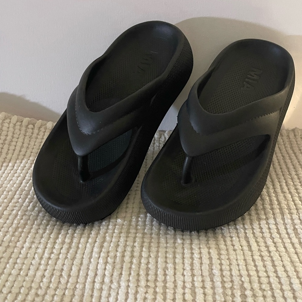 MIA July Flip Flops size 7